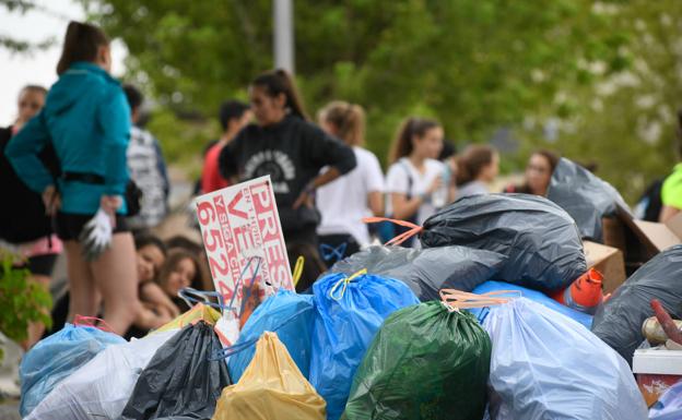 Más de 50 jóvenes limpian el barrio de Parquesol, en Valladolid