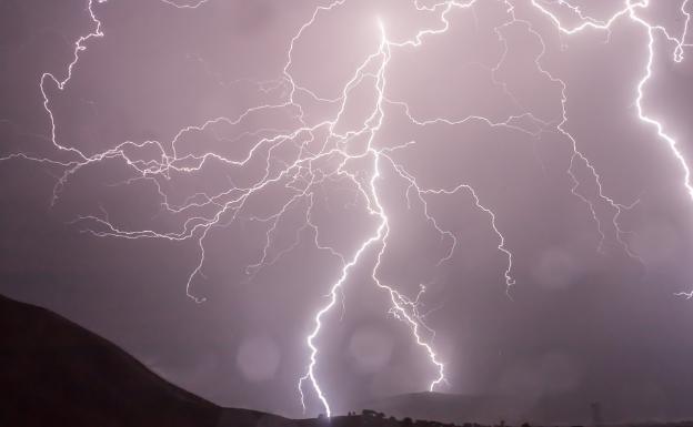 Las tormentas dejan tres incendios en la provincia de Ávila