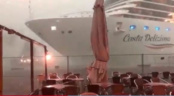 Un gigantesco trasatlántico da un nuevo susto en los canales de Venecia