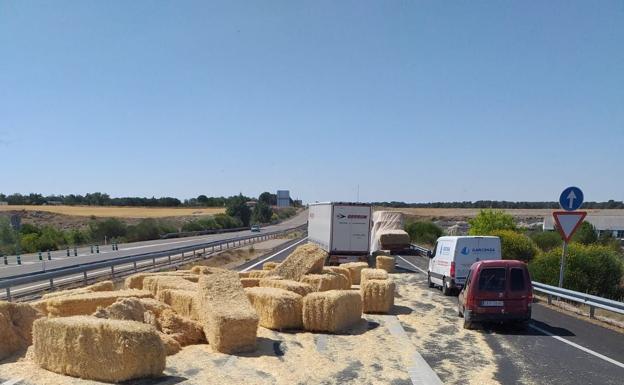 Un camión pierde la carga de pacas de paja en la autovía de Pinares en el cuarto accidente en dos meses