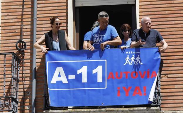 Desplegada una pancarta reivindicativa de la Autovía del Duero en el Ayuntamiento de Peñafiel