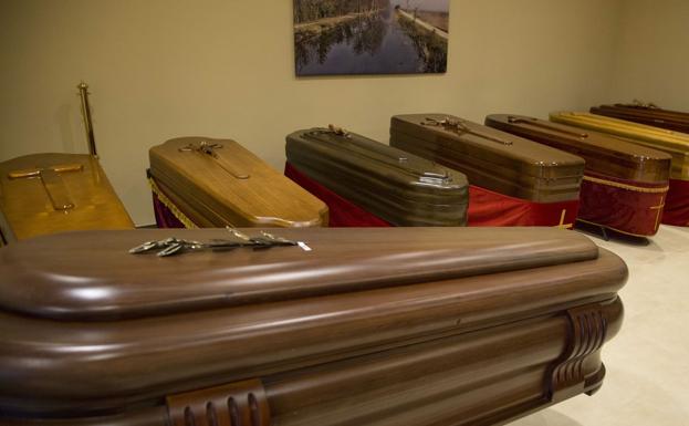 Un empleado de la funeraria de Morchón asegura que en 38 años solo ha vendido un 'arcón' de 3.000 euros