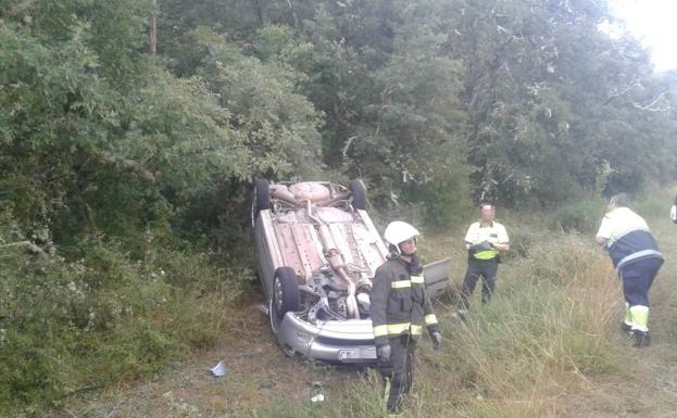 Vuelca en Báscones de Ebro y cuando llegan los servicios de emergencia no hay nadie en el coche