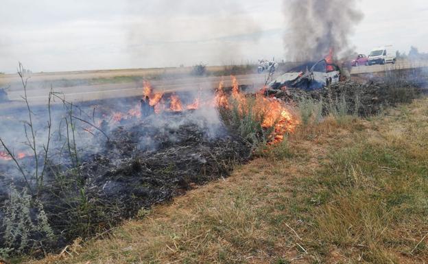 Herido de gravedad el conductor de un vehículo que acaba devorado por las llamas tras una salida de vía en León