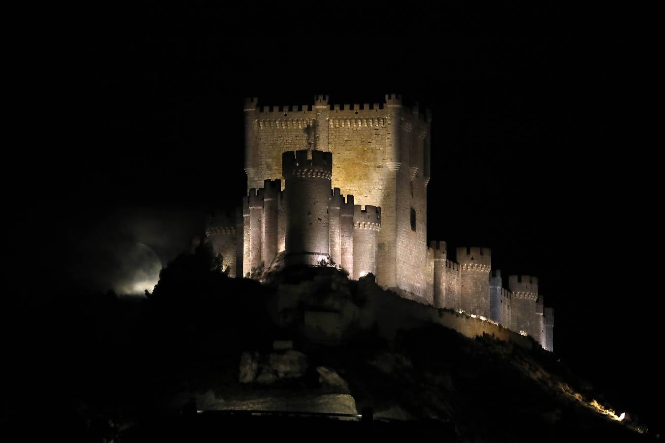 Eclipse lunar sobre castillo Peñafiel
