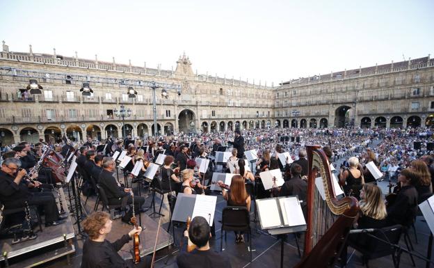 La Orquesta Sinfónica de la región convierte la Plaza en un auditorio