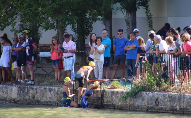 Exhibición de Mikel Ibergallartu y Elena Díez en el triatlón de Rioseco
