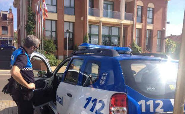 La Policía Local de Arroyo reanima a un hombre tras sufrir un infarto en plena calle