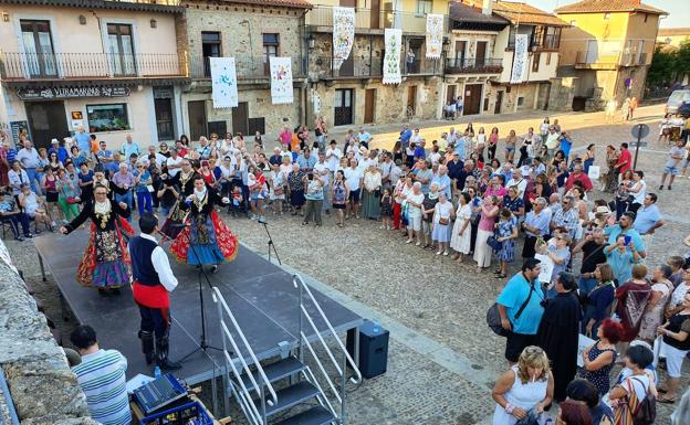 Numerosas personas respaldan los actos del Día del Bordado en la Sierra de Francia