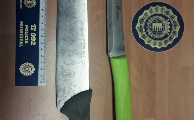Denunciado en Valladolid por llevar dos cuchillos de cocina bajo el asiento de su coche