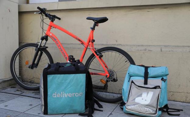 Los 'riders' de Deliveroo en Valladolid celebran el fallo que les reconoce como asalariados