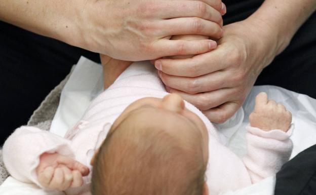 El 26% de los niños aún nace por cesárea aunque ya ha bajado casi cuatro puntos en Valladolid