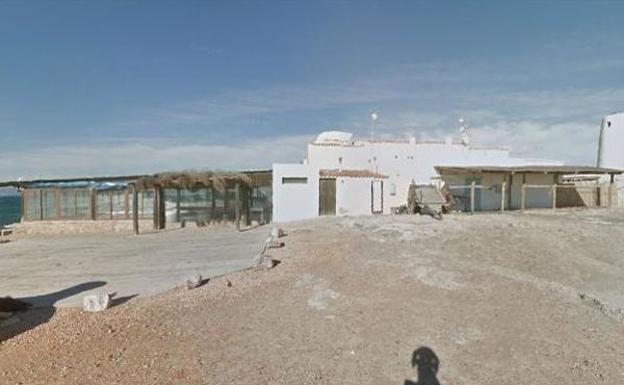 Se come 400 euros en ostras y gambas en un restaurante de Formentera y ofrece su ropa para pagarlo