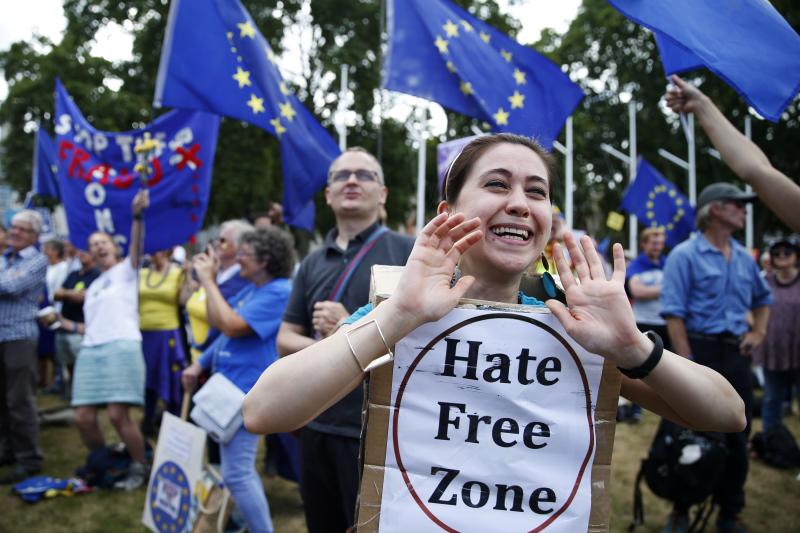 La UE ofrece diálogo pero se prepara para el choque