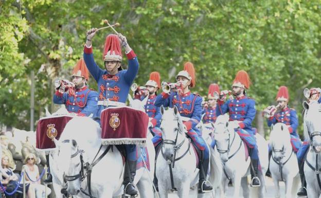 El arma de Caballería festeja a su patrón con un desfile de la Guardia Real en Recoletos