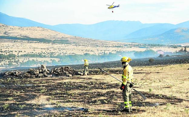 El fuego arrasa 18 hectáreas y llega a las puertas de Torrecaballeros