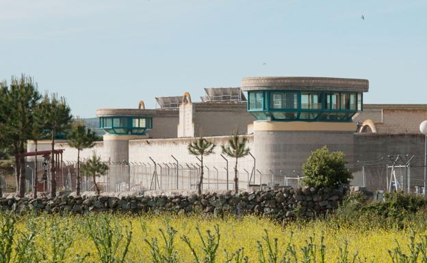 Once internas del centro penitenciario de Ávila reciben su diploma tras formarse en Estética