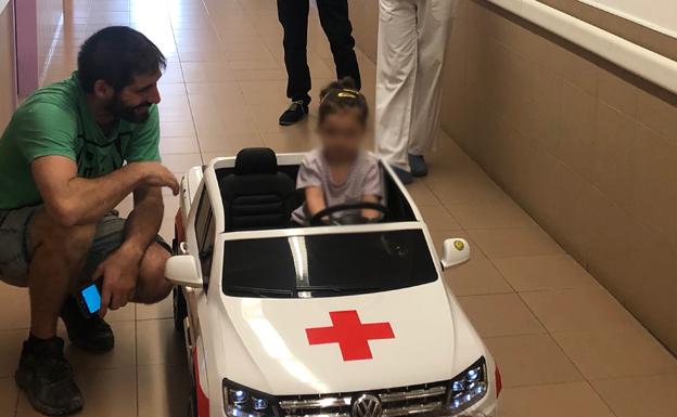 Un coche eléctrico para hacer más llevadero a los niños el trayecto hasta el quirófano en Burgos