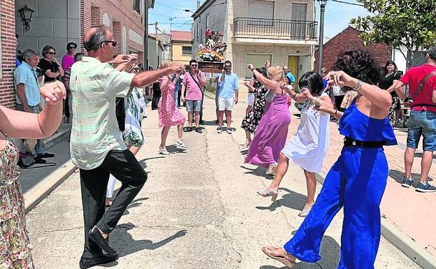Jotas en honor al Apóstol Santiago en las calles de Megeces