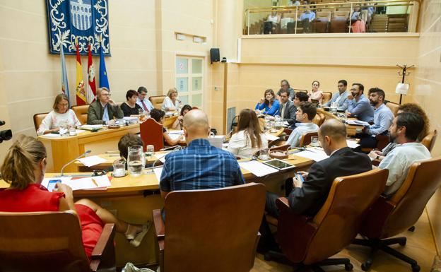 El aumento de las liberaciones en el Ayuntamiento de Segovia eleva los sueldos de los concejales de 314.000 a 530.000 euros