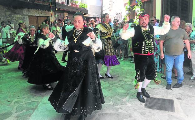 Oraciones y bailes para Santa Ana en Madroñal