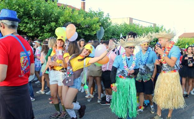 El carnaval de verano de Dueñas cumple su primera década