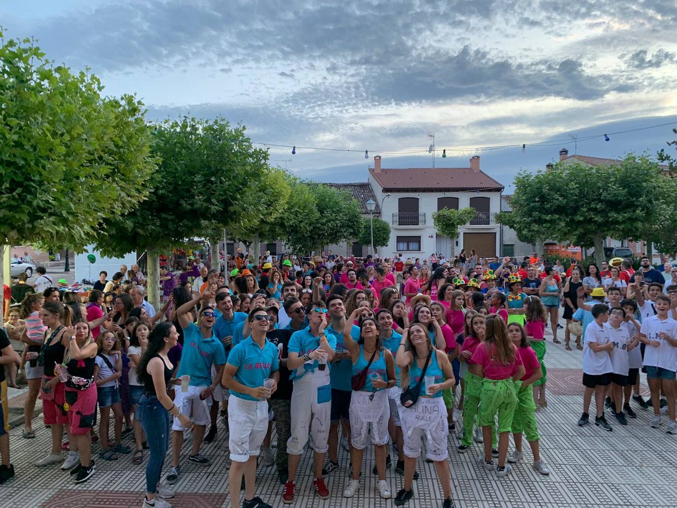 Megeces celebra un multitudinario vermut peñista