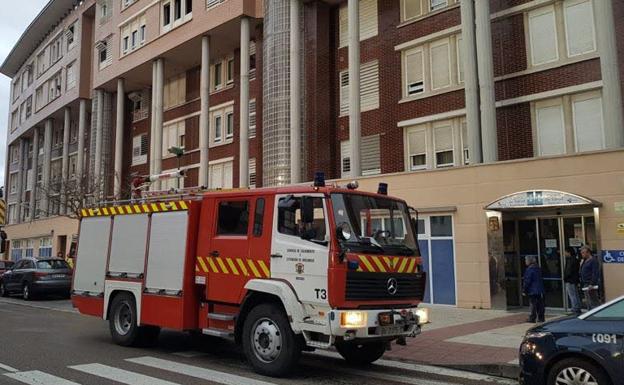 Los bomberos acuden a un piso de Valladolid por un incendio en un colchón
