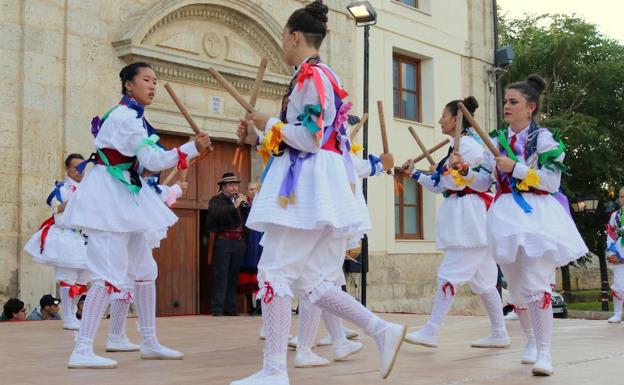 Ampudia danza al son del paloteo