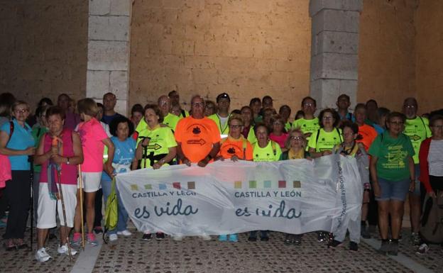 Vega de Valdetronco honra a Santiago Apóstol con una marcha nocturna y un mural