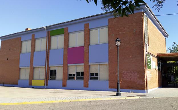 Un total de doce alumnos participan en el pintado de la fachada del centro cívico El Cascajo