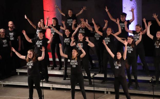The Youth Singers of Calgary y la coral local cierran 'Así cantan las corales'