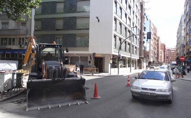 El corte de un carril por las obras en Panaderos colapsa la calle Nicolás Salmerón en Valladolid