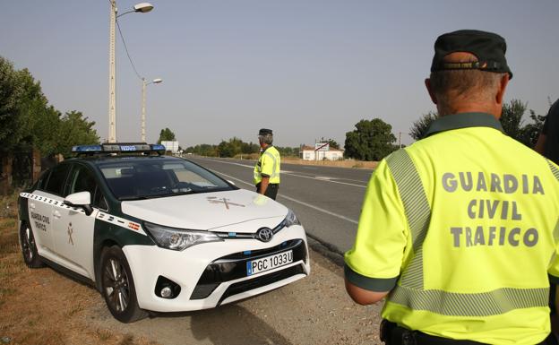 Un herido al salirse de la vía en la CL-610 en Rubi de Bracamonte