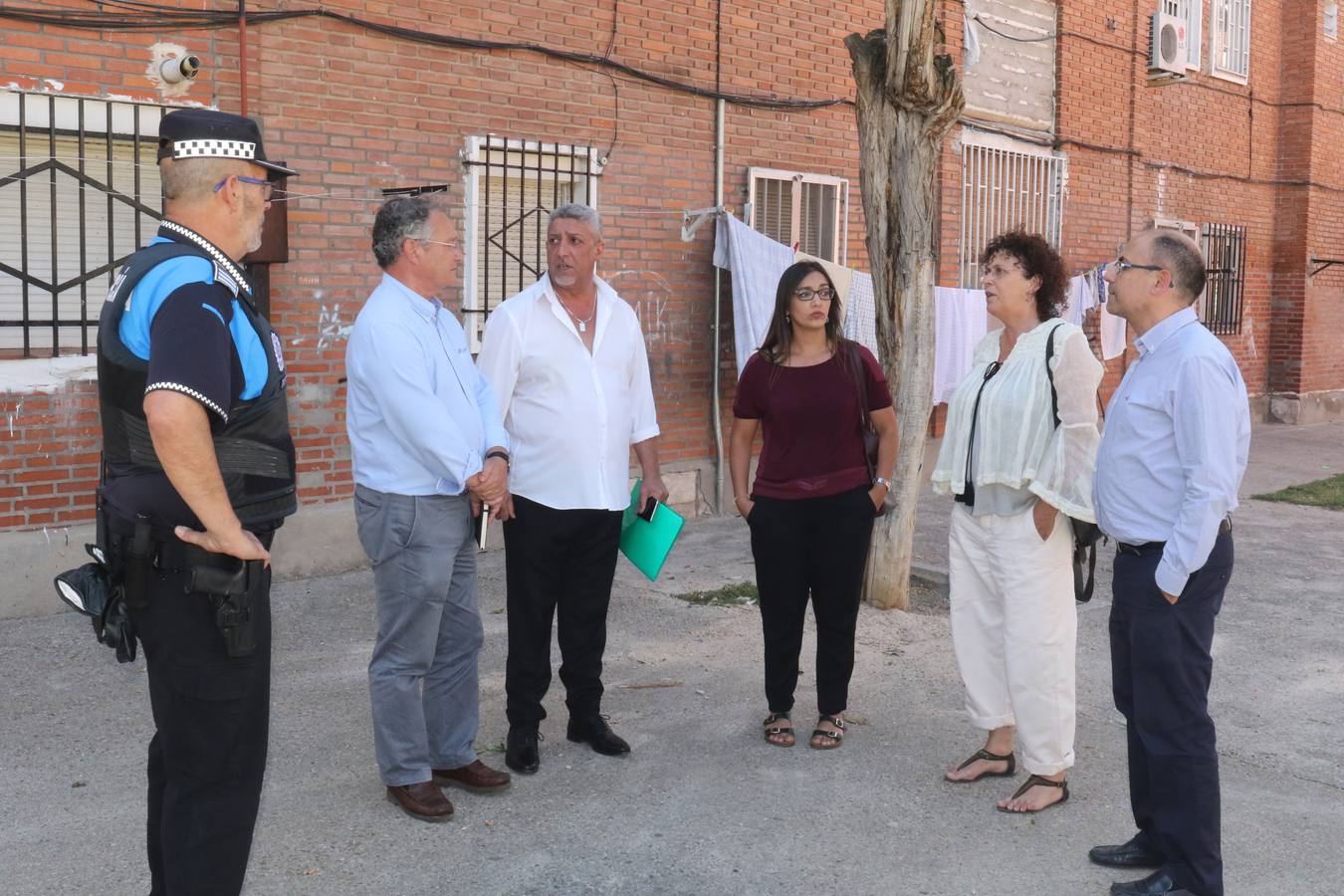 Visita de los Concejales a las viviendas de Aramburu con el Mediador Gitano, Esteban Jimenez