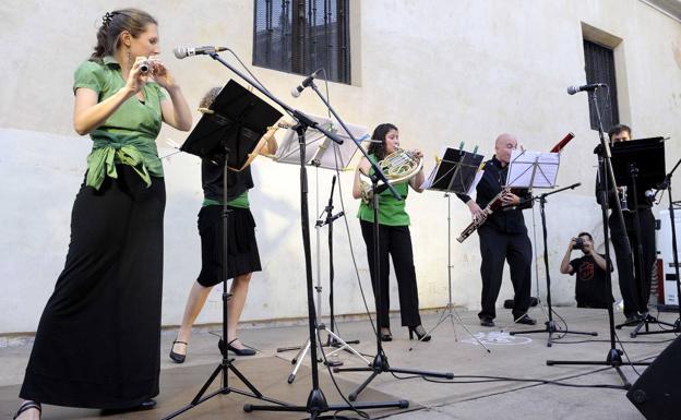 Arranca en el Atrio de Santiago Emplazados, el festival que lleva en agosto la música a la calle