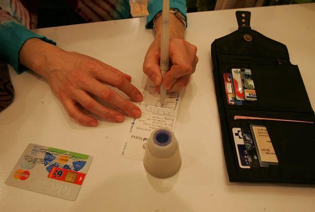 Un juzgado anula la deuda de 1.200 euros de una mujer por ser analfabeta