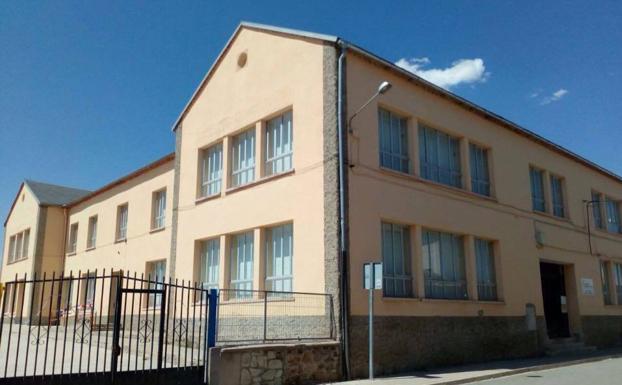 Padres del colegio de Bernardos se movilizan contra la «discriminación» que supone perder un aula