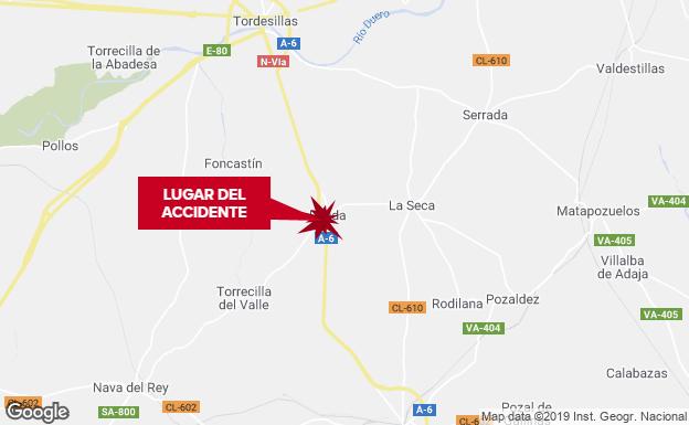 Un herido en la colisión de una furgoneta con un cartel en la A-6 cerca de Rueda