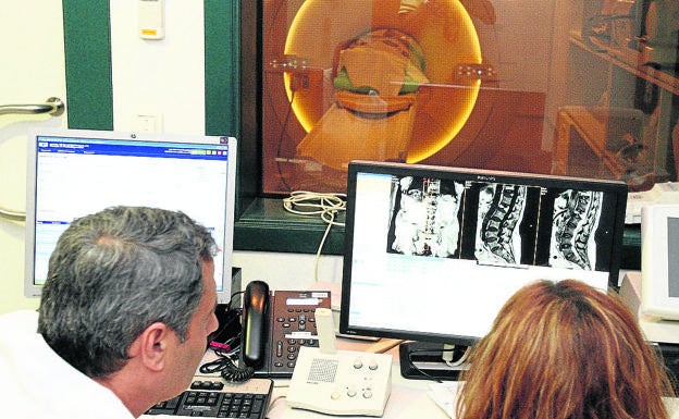 Denuncian el uso del teléfono para recabar información clínica previa a hacerse una resonancia