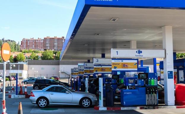 El precio de los carburantes da un leve respiro a los conductores en plena salida de agosto