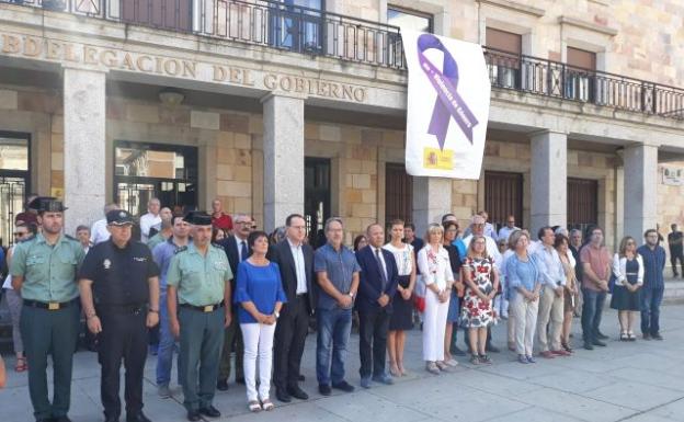 La delegada del Gobierno muestra su dolor por el crimen de Burgos en la concentración silenciosa de Zamora