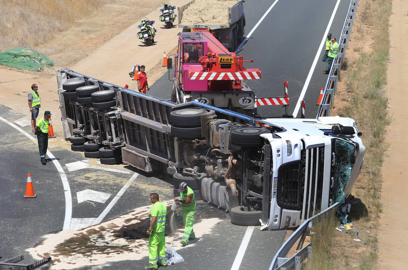 Herido el conductor de un camión de paja volcado en Osorno | El Norte de  Castilla