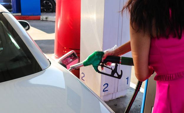 El precio de los carburantes da una tregua a los conductores durante la operación salida