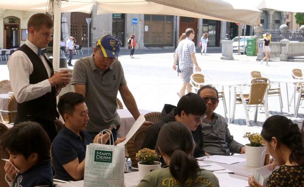 Los contratos del sector servicios acercan la cifra de parados a la barrera de los 6.000