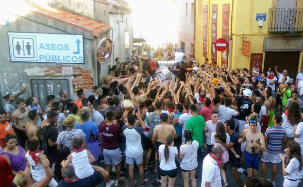 Íscar descorcha con cientos de botellas de cava un agosto repleto de fiestas