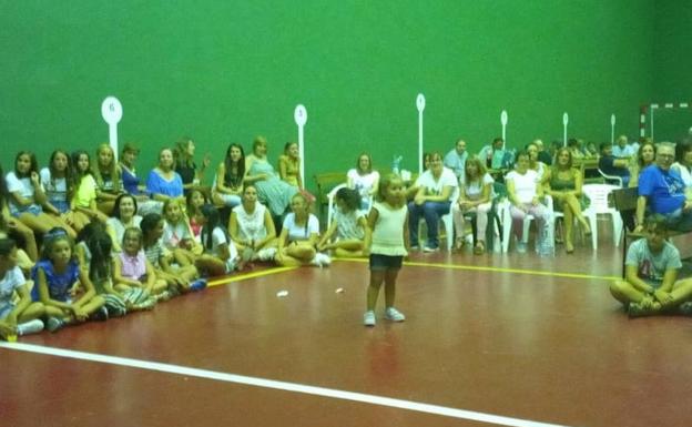 Los vecinos de Peñaflor comienzan su semana cultural con una réplica del concurso televisivo 'Furor'