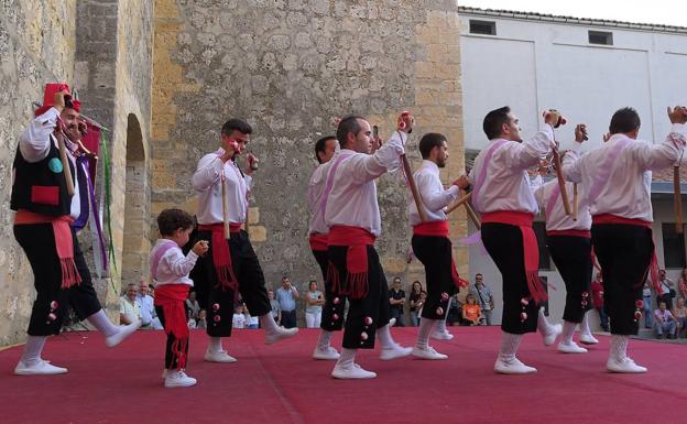 Torrelobatón celebra su pasión por las danzas de paloteo y rinde homenaje a los veraneantes
