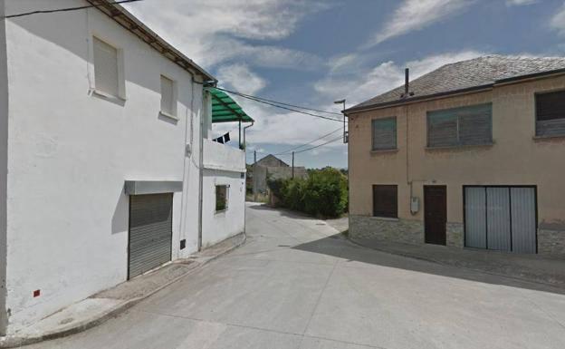 Fallece un hombre de 70 años al quedar atrapado bajo su tractor en un pueblo de León