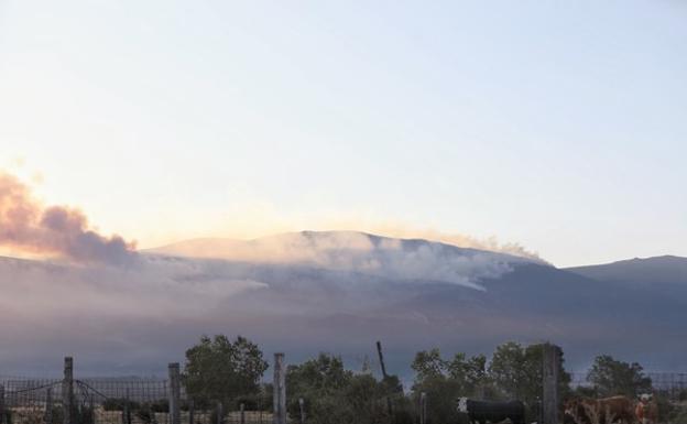 Preocupan las altas temperaturas para controlar el incendio que amenaza Segovia